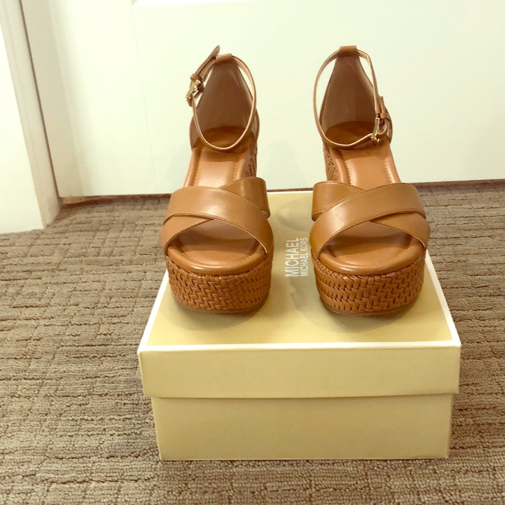 Adorable platform wedge.